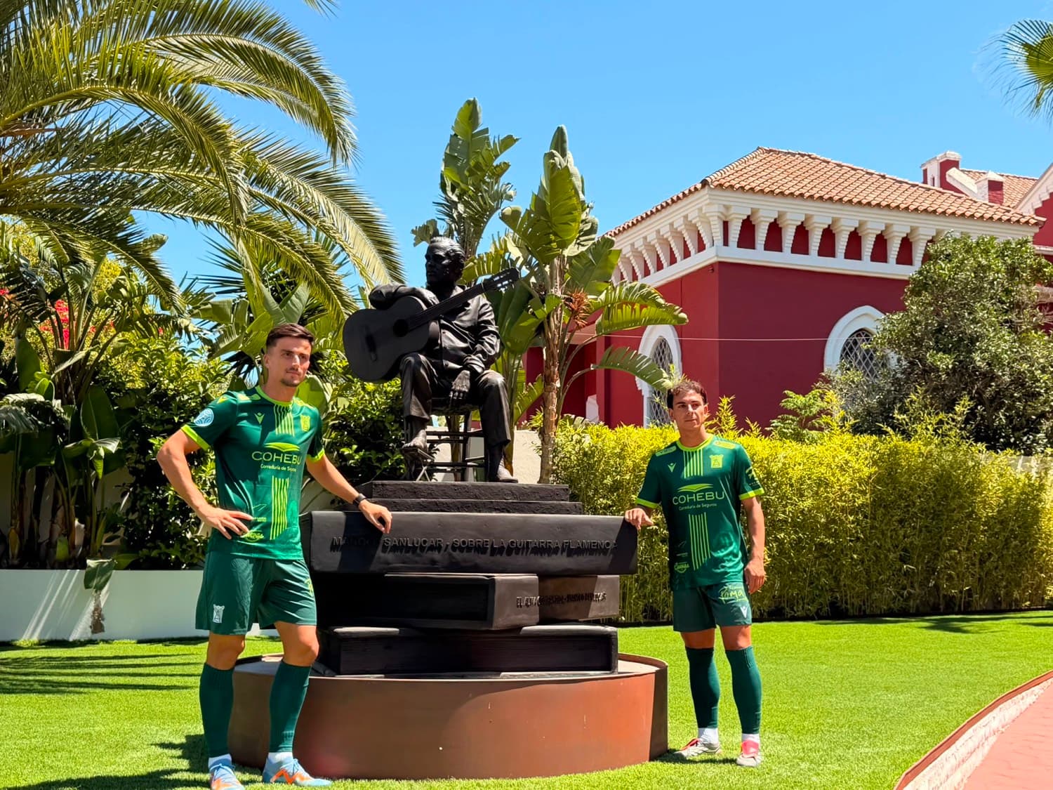 Jugadores del Atlético Sanluqueño junto a la escultura de Manolo Sanlúcar